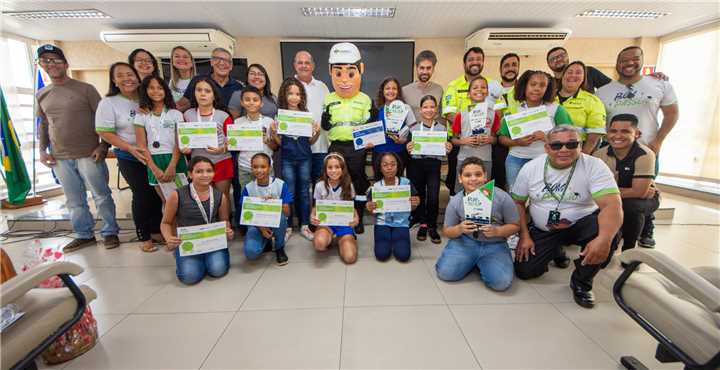 Aluna da Escola Oleg&#225;rio Maciel &#233; a ganhadora do Projeto Bom Passeio